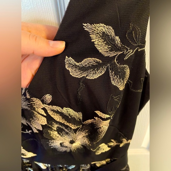 SLNY Black and Gold Sleeveless Dress - Picture 4 of 7